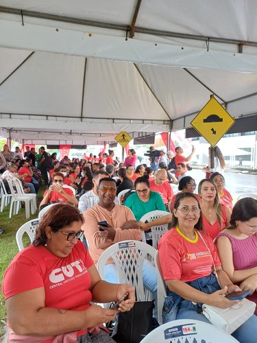 Em prol do piso da categoria, professores das redes municipais protestam em frente ao TCE.