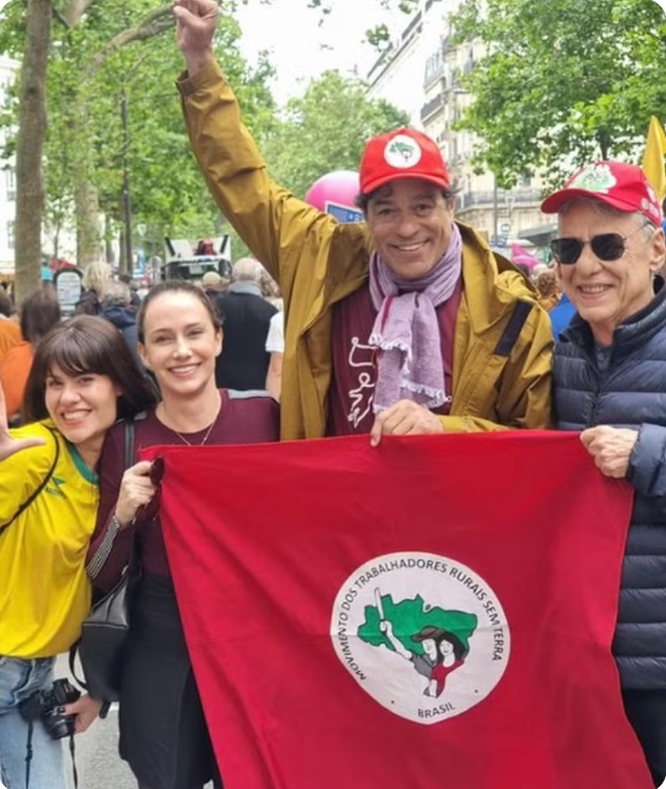 Chico Buarque e Raí participam de ato em Paris contra o avanço da extrema-direita Manifestantes franceses foram às ruas .