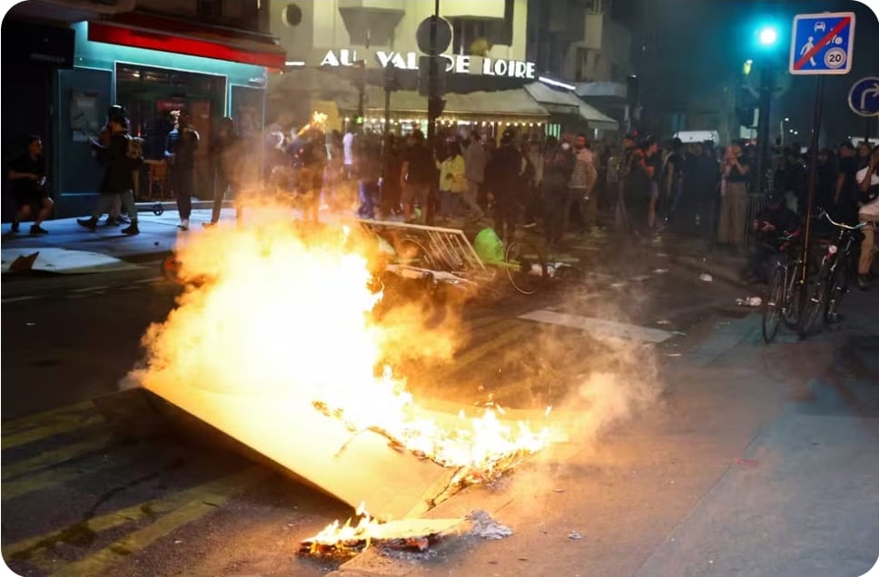 Protestos em Paris após resultado parlamentares no 1º turno das eleições.