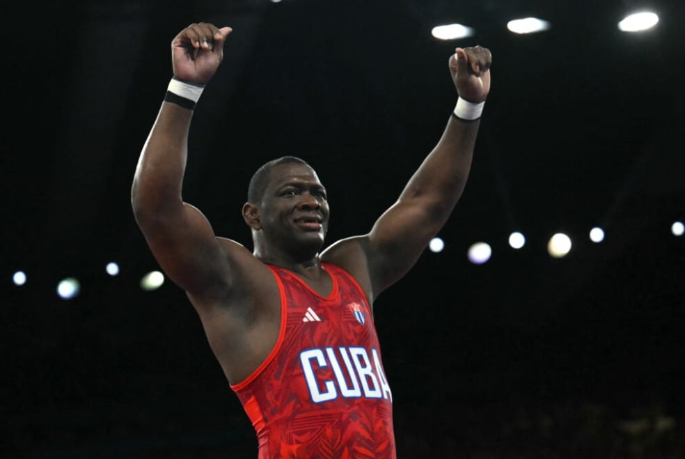 Cubano Mijaín López faz história com pentacampeonato na luta greco-romana em Paris