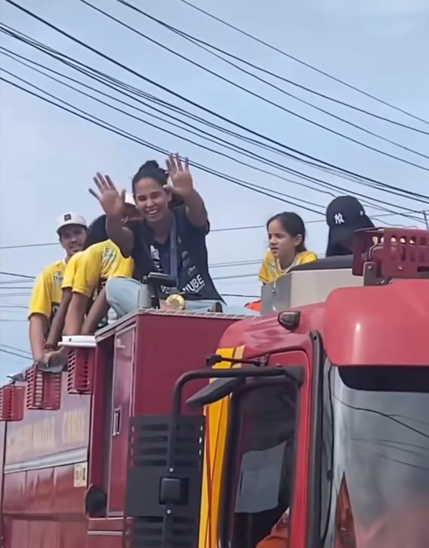 Medalhista olímpica, Duda chega em Sergipe e é recebida como heroína