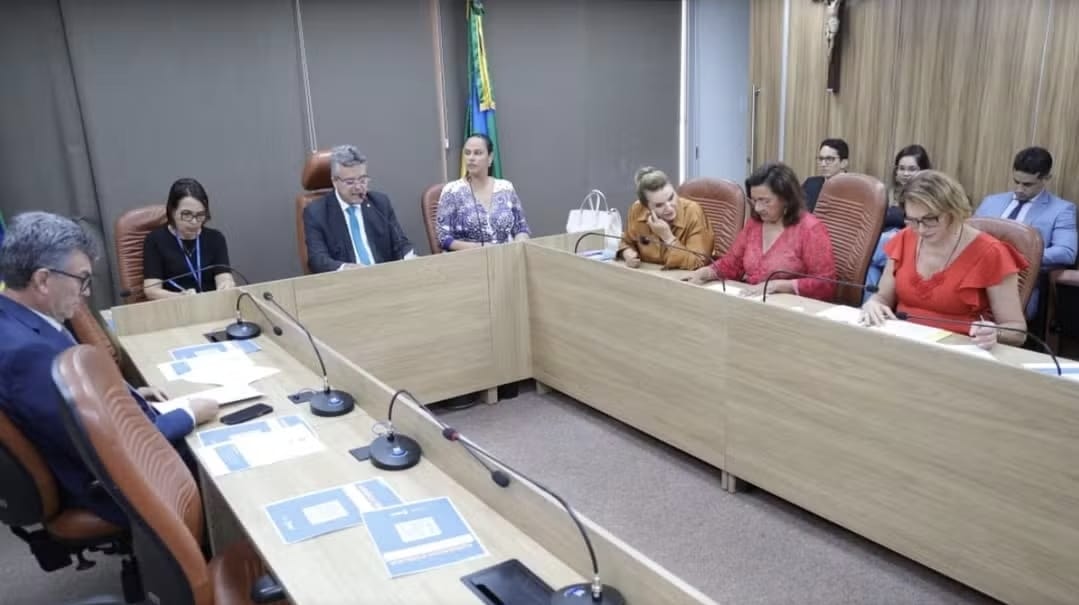 Crônica do Professor Antonio Glauber sobre as notícias do dia 01 de abril de 2025