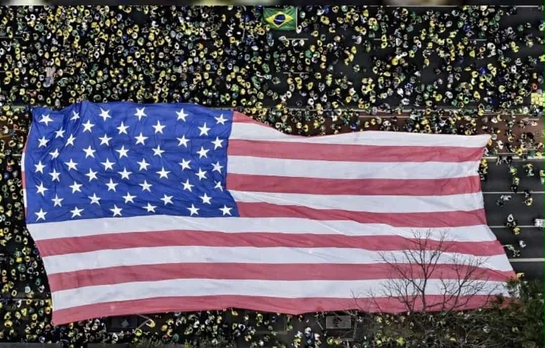 O falso patriotismo de verde-amarelo com bandeiras estrangeiras